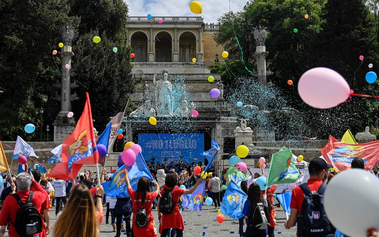 Protesta dei parchi divertimento apertura subito. FOTO Sky TG24